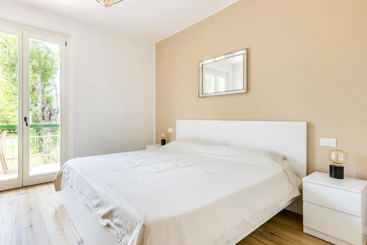 Trendy Aparment With Garage Right By The Lake シルミオーネ アパート