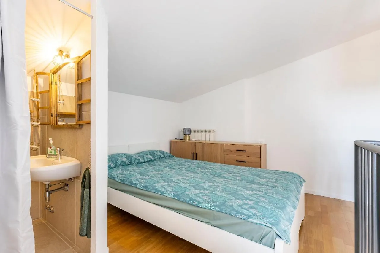 アパート Trendy Aparment With Garage Right By The Lake シルミオーネ