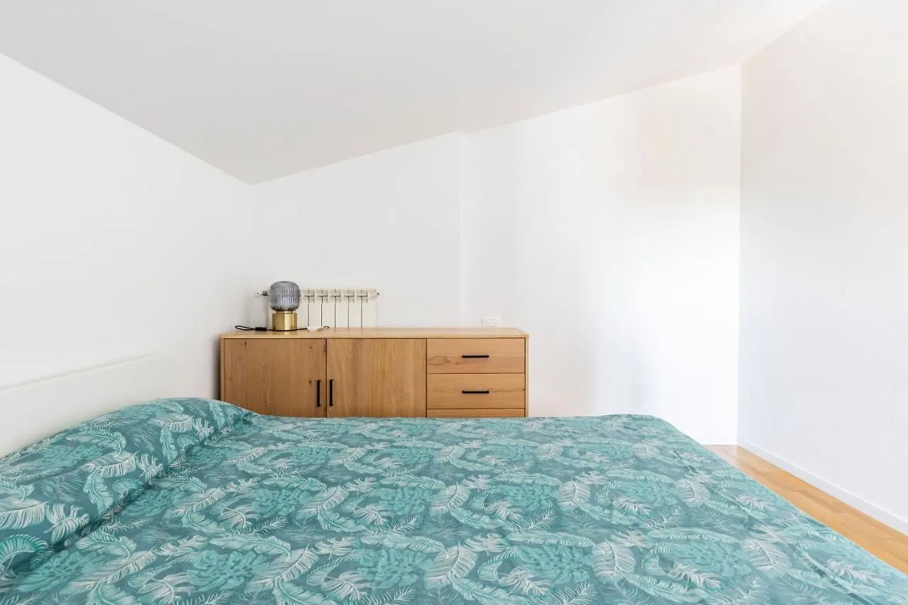Trendy Aparment With Garage Right By The Lake Sirmione Italy