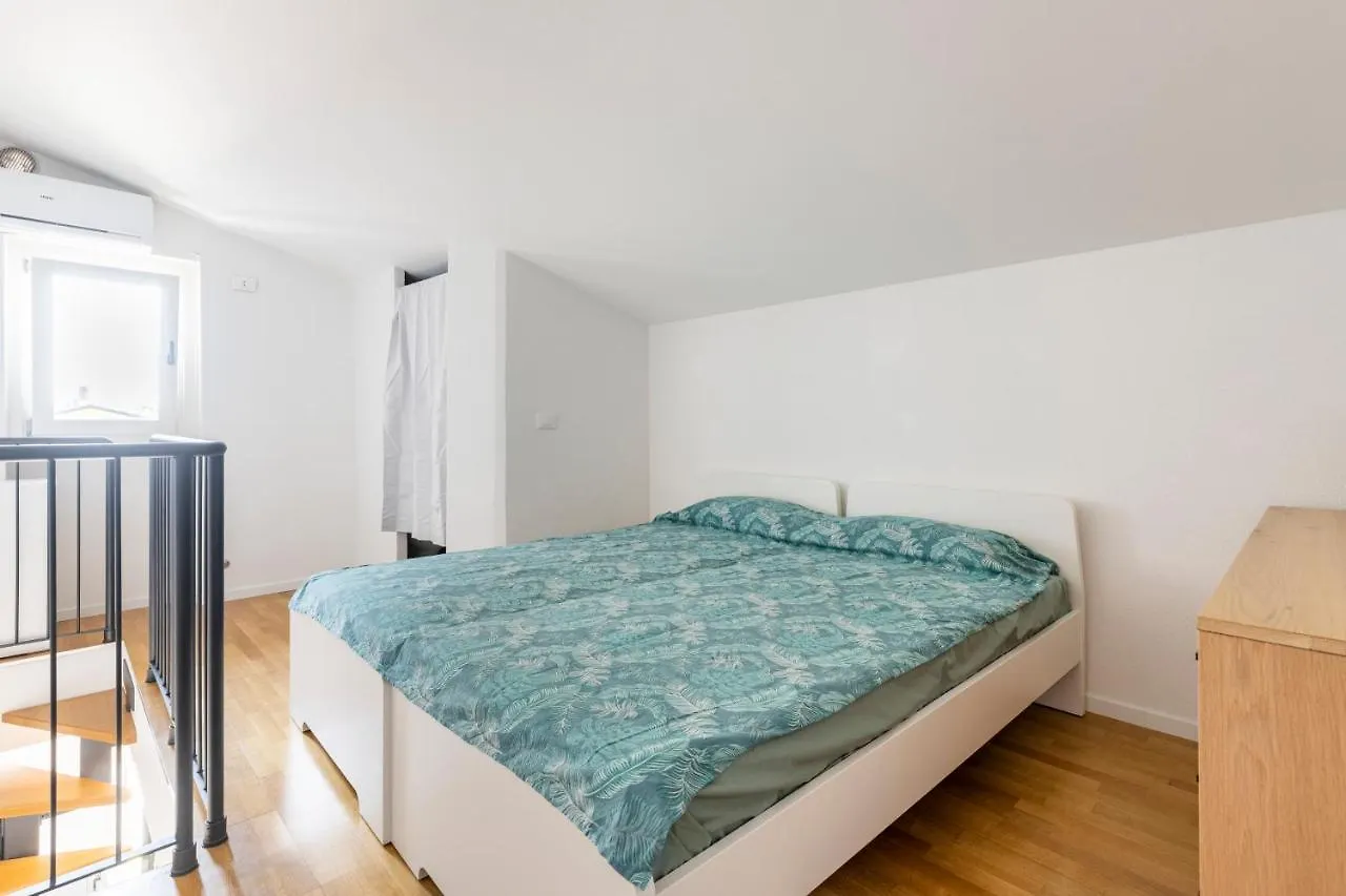 Trendy Aparment With Garage Right By The Lake Sirmione Apartment